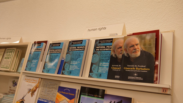 Il libro �I Popoli Naturali e l�Ecospiritualit�� di Barbadoro-Nattero al bookshop dell�ONU insieme alla brochure dedicata a Giancarlo Barbadoro