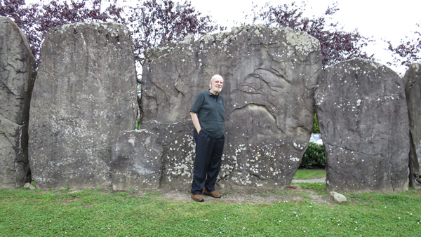 Giancarlo Barbadoro davanti a un tempio megalitico in Svizzera