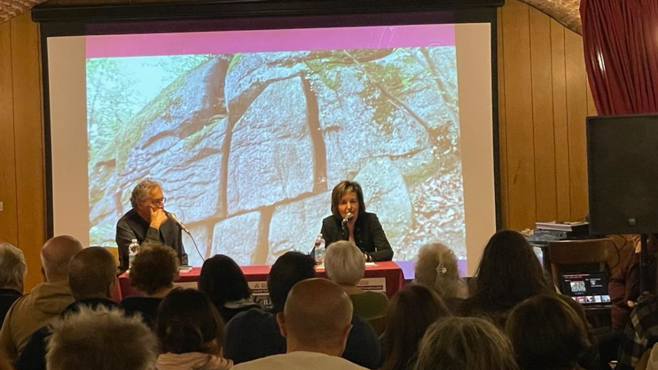 Rosalba Nattero, presentata da Mauro Petrillo, relatrice della conferenza “Rama, antica città celtica”