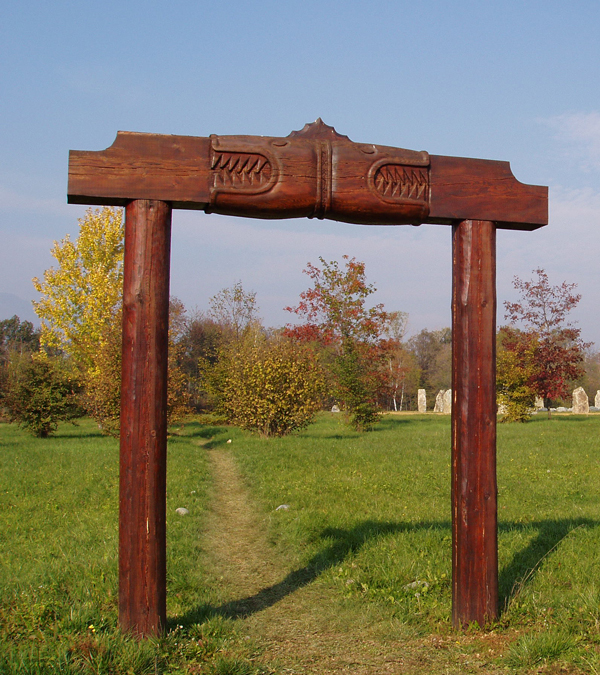 La Porta del Drago sul sentiero che conduce al Cerchio di Pietre