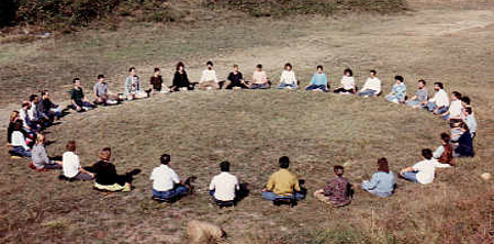 Un'immagine storica di un cerchio di meditazione del New Earth Circle