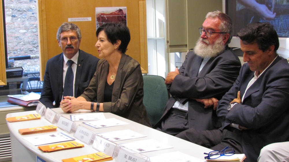 Rosalba Nattero nel suo discorso di inaugurazione della mostra “Animali trovati e salvati” presso la sede del Consiglio Regionale del Piemonte Rosalba Nattero nel suo discorso di inaugurazione della mostra “Animali trovati e salvati” presso la sede del Consiglio Regionale del Piemonte