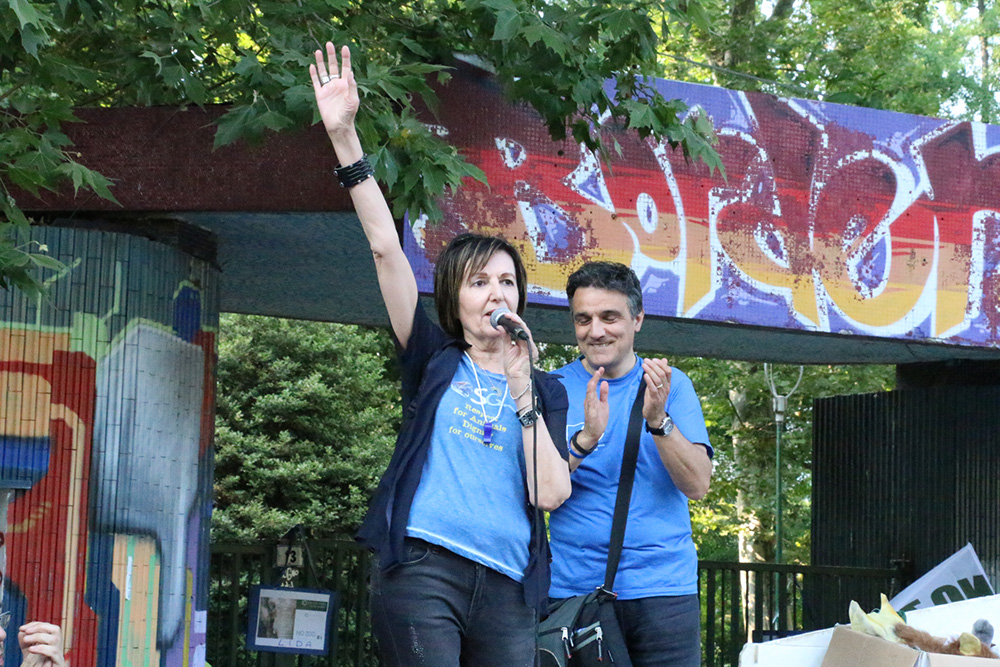 Rosalba Nattero nel comizio conclusivo della manifestazione contro gli zoo Rosalba Nattero nel comizio conclusivo della manifestazione contro gli zoo