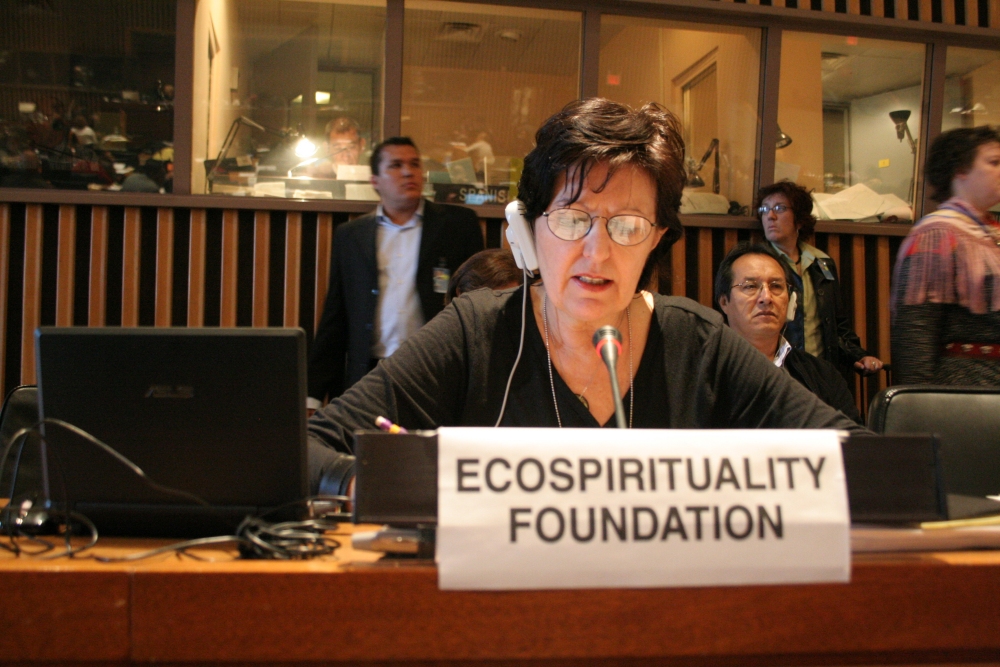 Rosalba Nattero legge all’ONU di New York uno dei suoi appelli per le Nazioni indigene che rappresenta Rosalba Nattero legge all’ONU di New York uno dei suoi appelli per le Nazioni indigene che rappresenta